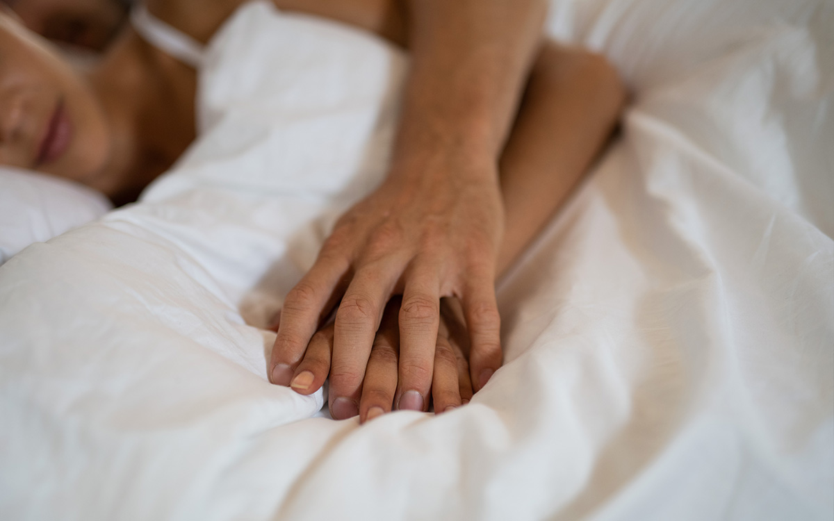 2 sovande personer - Här är våra 8 tips för en god sömn